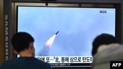 한국 서울역에 설치된 TV에서 북한 탄도미사일 발사 관련 뉴스가 나오고 있다. (자료사진)