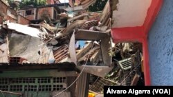 Una docena de viviendas del sector 23 de Enero se desplomaron esta semana por deslizamientos de tierra ocurridas por las fuertes lluvias en Caracas, Venezuela. ÁLVARO ALGARRA/VOA