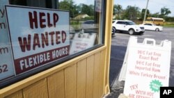 ARCHIVO - Un letrero de una vacante de empleo se muestra en un negocio en Deerfield, Illinois, el miércoles 21 de septiembre de 2022. 