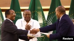 Aliyekuwa rais wa Kenya Uhuru Kenyatta akiwashukuru mwakilishi wa serikali kuu ya Ethiopia Redwan Hussein na mwakilishi wa Tigray Getachew Reda, baada ya kusaini mkataba wa amani Ethiopia, Pretoria, Afrika kusini, Novemba 2, 2022