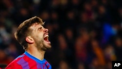 Gerard Piqué del Barcelona reacciona durante el partido de fútbol de la Liga española entre el FC Barcelona y el Sevilla en el estadio Camp Nou de Barcelona, España, el 3 de abril de 2022. 