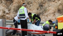 Petugas medis dan keamanan Israel memeriksa lokasi serangan di Zona Industri Ariel di Tepi Barat yang diduduki, 15 November 2022. Dua warga Israel dilaporkan tewas dalam insiden tersebut. (GIL COHEN-MAGEN / AFP)