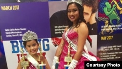 Shaira Aurellia Busnawi, kanan (usia 13 tahun) dan adiknya, Chloe Jasmina Busnawi (8 tahun).