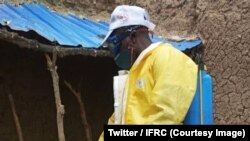 Un volontaire de la Croix Rouge pulvérise du désinfectant dans la région de Maradi, au Niger, le 24 septembre 2018. (Twitter/IFRC)
