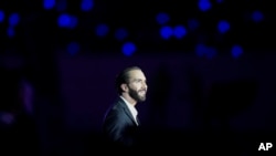  El presidente salvadoreño Nayib Bukele sonríe al ser iluminado en la ceremonia de apertura de los Juegos Centroamericanos y del Caribe, en el recientemente remodelado estadio Jorge 'El Mágico' González, el 23 de junio de 2023, en San Salvador. 