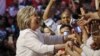 Hillary Clinton écrit une page d'histoire, mais Sanders "continue la lutte"
