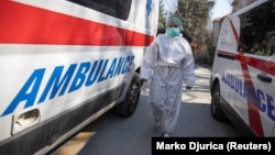 Arhiva - Medicinski radnik u zaštitnoj opremi ispred Infektivne klinike u Beogradu (REUTERS/Marko Djurica)
