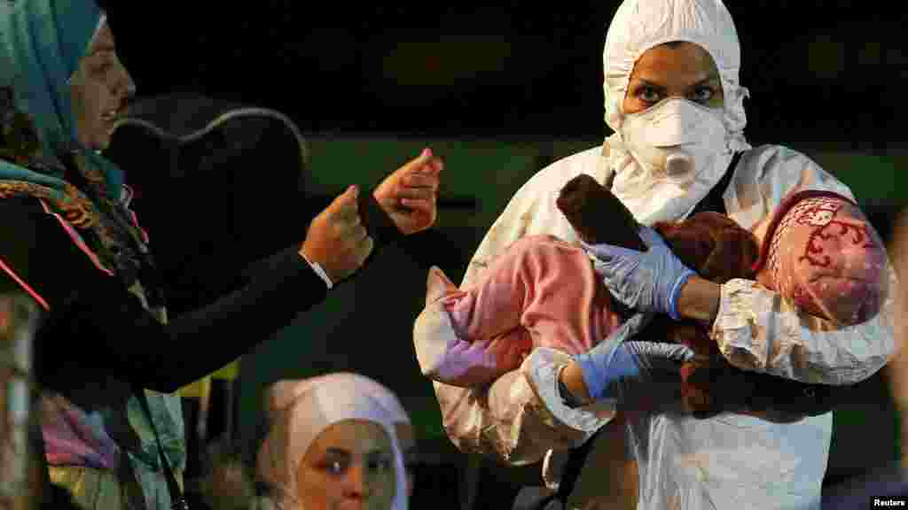 Un secouriste porte un enfant à l'arrivée au port sicilien de Pozzallo, le 19 avril 2015.