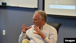 El senador estadounidense Tim Kaine inició gestiones ante el gobierno del presidente Joe Biden para que inmigrantes guatemaltecos tengan un TPS, luego de su visita a Guatemala y otros países de la región. El legislador en evento en Virginia (Foto: VOA)