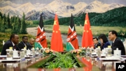 Rais mstaafu wa Kenya Uhuru Kenyatta (kwa wa kwanza kushoto) akifanya mazungumzo na waziri mkuu wa China Li Keqiang (wa kwanza kulia) mjini Beijing, China. Aug 20 2013