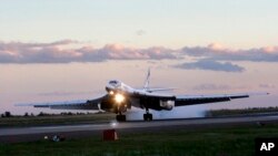 На фото: Ту-160 найбільший надзвуковий бомбардувальник у світі на злітній смузі у Саратові.