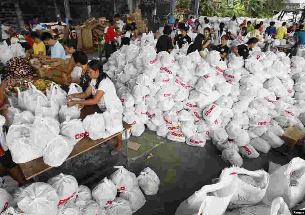 Volunteers pack relief goods inside a Department of Social Welfare and Development warehouse in Manila before shipping out to devastated provinces hit by Typhoon Haiyan, Nov. 8, 2013.