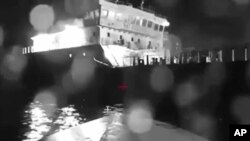 На цьому зображенні з відео, опублікованого в суботу, 5 серпня 2023 року, морський дрон наближається до російського танкера в Чорному морі. Цей удар став другою морською атакою безпілотників за один день після удару по російському порту в Новоросійську в п’ятницю. (Фото AP)