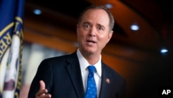 រូបឯកសារ៖ លោក​ Adam Schiff ប្រធាន​​គណៈកម្មាធិការ​ខាងការស៊ើបការ​សម្ងាត់​របស់​សភា​អាមេរិកាំង​ថ្លែងទៅកាន់អ្នកសារព័ត៌មាន នៅវិមានសភា ក្នុងរដ្ឋធានីវ៉ាស៊ីនតោន កាលពីថ្ងៃទី២៥ ខែកញ្ញា ឆ្នាំ២០១៩។ 