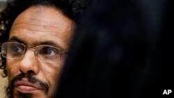 Sur cette photographie prise le 30 septembre 2015, Ahmad Al Faqi Al Mahdi attend avant de se faire entendre par la Cour pénale internationale à La Haye, Pays-Bas. 