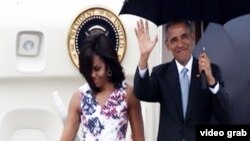 Predsednik Obama i prva dama Amerike Mišel Obama izlaze iz predsedničkog aviona po dolasku na Kubu, 20. mart, 2016. 