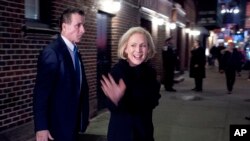 La senadora demócrata Kirsten Gillibrand sale del teatro Ed Sullivan, luego de grabar una entrevista en "The Late Show with Steven Colbert", el martes 15 de enero de 2019.