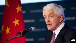 美国商会总裁托马斯·多诺霍在该会华盛顿总部的一个美中商业会谈中致辞。