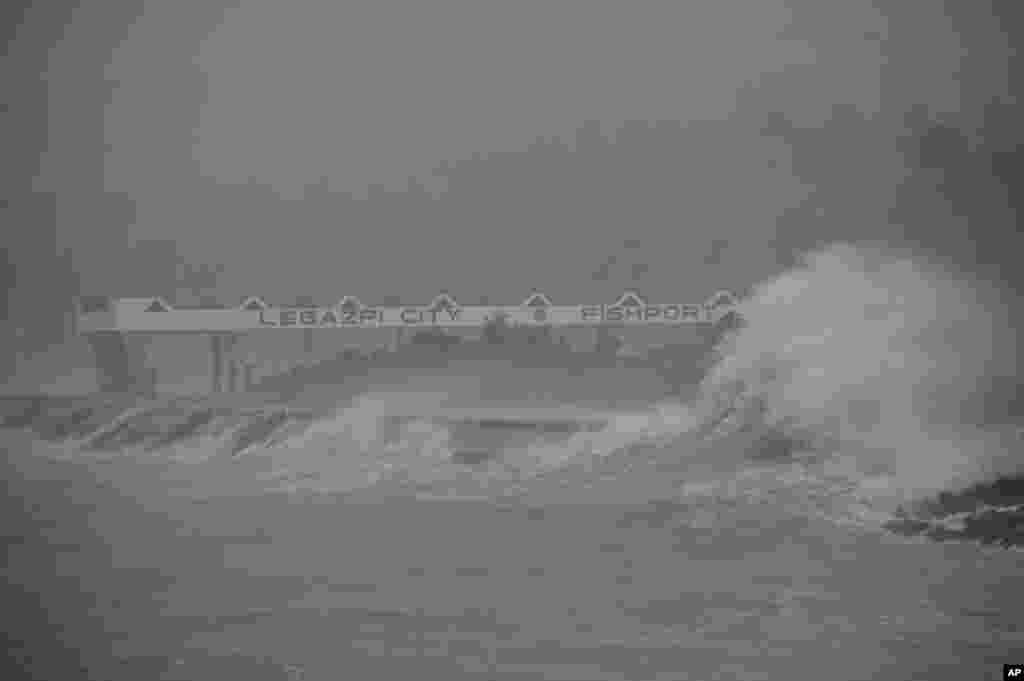 Huge waves brought about by Typhoon Haiyan hit the shoreline in Legazpi city, Albay province, Philippines, Nov. 8, 2013.
