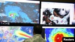 Un membre du comité d'urgence surveille l'ouragan à Santo Domingo, en République dominicaine, le 5 septembre 2017. 