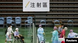 台灣醫護人員在新北市的一個體育館為85歲以上的老人接種新冠疫苗。（2021年6月15日）