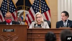 La representante Liz Cheney, vicepresidenta del panel de la Cámara que investiga la insurrección del Capitolio de EEUU del 6 de enero, aparece flanqueada por los representantes Bennie Thompson y Jamie Raskin, en una sesión en Washington DC, el 13 de diciembre de 2021.