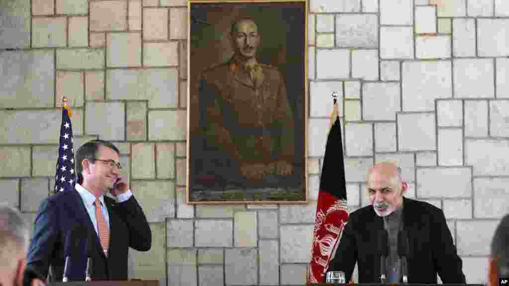 Le Secrétaire américain à la Défense Ashton Carter écoute une explication du président afghan Ashraf Ghani lors d'une conférence de press au Palais présidentiel à Kaboul, le 21 février 2015. 
