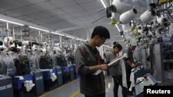 Mahasiswa di Tiongkok bekerja di pabrik garmen di Jiaxing, provinsi Zheijang. (Foto: Dok)