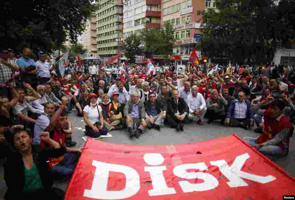 Para anggota Konfederasi Serikat-Serikat Dagang Revolusioner Turki (DISK) ambil bagian dalam demonstrasi di Ankara (17/6). 