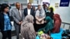 Direktur Jenderal Organisasi Kesehatan Dunia (WHO) Tedros Adhanom Ghebreyesus (tengah) mendampingi Hanan Balkhy (kiri) mengunjungi rumah sakit anak-anak di Port Sudan pada 7 September 2024. (Foto: AFP)