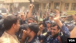 Pasukan Irak merayakan pembersihan sisa militan di Kota Tua Mosul, Irak, 8 Juli 2017. (K. Omer/VOA Kurdish)