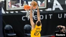 Rudy Gobert de Utah Jazz dunks lors d'un match contre les Charlotte Hornets, USA, le 22 février 2021.