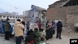 2023年12月19日，中国甘肃临夏州积石山县发生地震。当地居民聚在一起取暖。
