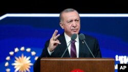 លោក Recep Tayyip Erdogan ប្រធានាធិបតី​ប្រទេស​​តួកគី​ ថ្លែងនៅក្នុងសន្និសីទសារព័ត៌មានមួយ នៅទីក្រុង Ankara ប្រទេសតួកគី កាលពីថ្ងៃទី២ ខែមីនា ឆ្នាំ២០២១។