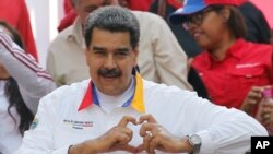 Maduro dijo el jueves 23 de mayo de 2019 que invitó a Huawei de China a ayudar a establecer una red 4G en Venezuela, lo que llevó al opositor Juan Guaidó a acusarlo de tener una "desconexión absoluta con la realidad".