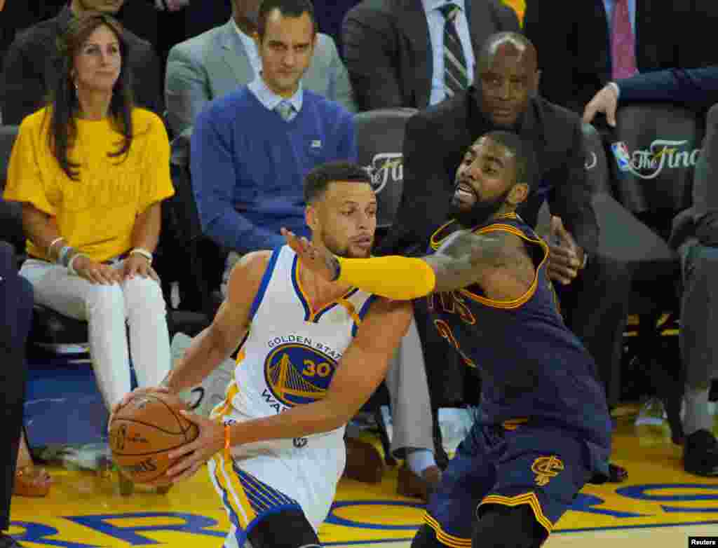 Hotunan wasanin karshe na NBA tsakanin Golden State Warriors da Cleveland Cavaliers, Stephen Curry tare da Kyrie Irving, ranar Alhamis 1 ga watan Yuni, shekarar 2017.