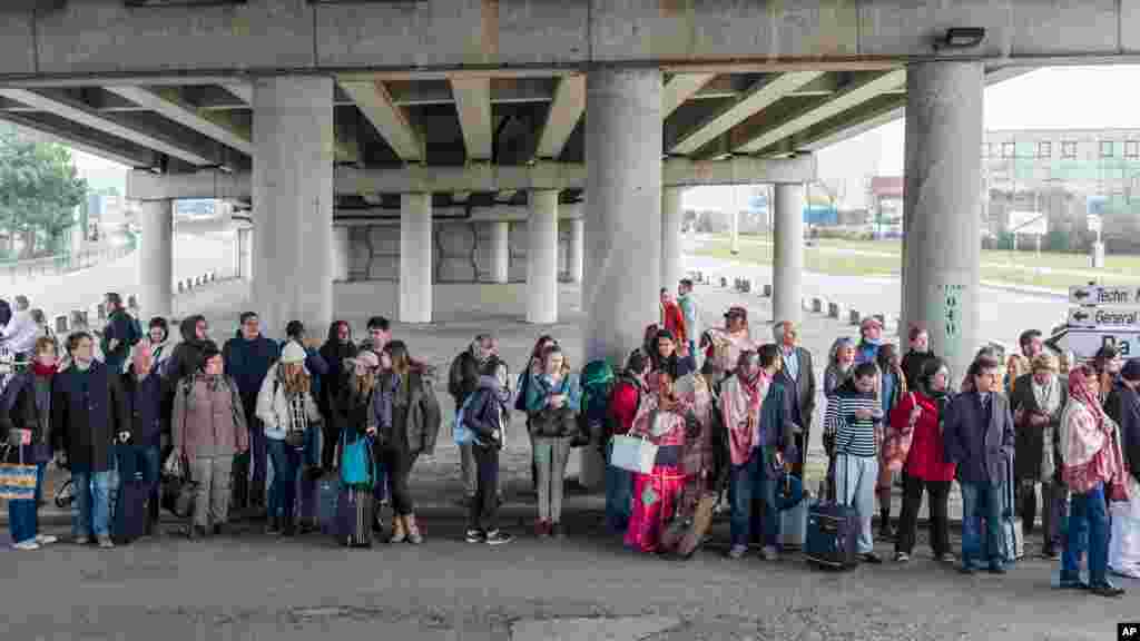 Des passagers évacuent l'aéroport de Bruxelles, le 22 mars 2016.
