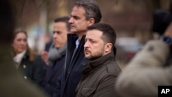 Ukrajinski predsednik Volodimir Zelenski i grčki premijer Kirijakos Micotakis tokom posete Odesi, 6. marta 2024. (Foto: AP/Pres služba ukrajinskog predsednika) 