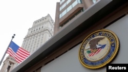 美國紐約曼哈頓南區聯邦檢察官辦公室大樓外的美國司法部的印章。（路透社）