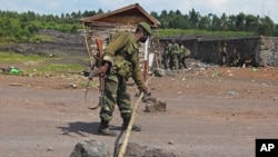Un militaire à un point de contrôle près d'une zone de combat entre les rebelles du M23 et l’armée régulière non loin de Goma, Nord-Kivu, 19 novembre 2012. (archives)