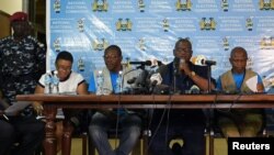 Le président de la Commission électorale nationale, Mohamed Nfa'ali Conteh, annonce les résultats du premier tour de l'élection présidentielle en Sierra Leone à Freetown, en Sierra Leone, le 13 mars 2018.