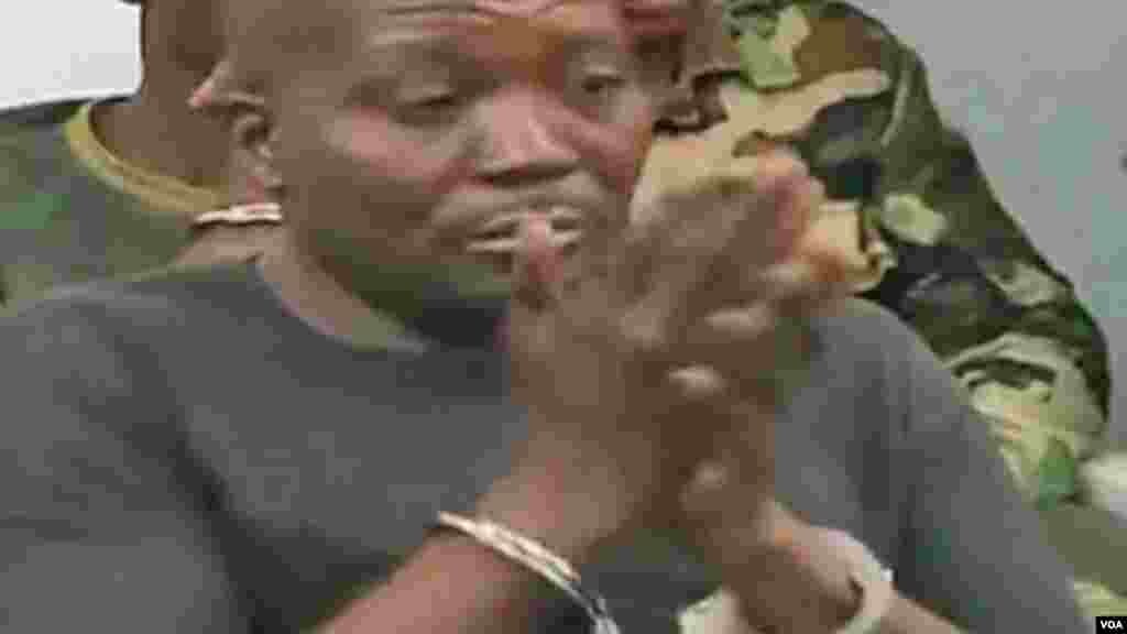 Wasu sojoji masu gabatar da kara ke zaune a layin gaba, yayin da wasau sojojin da ake tuhuma da laifin kai hari kan kwamandansu suka bayyana gaban wata kotun soja a Abuja, 17 ga Satumba, 2014.