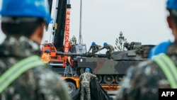 台灣國防部2024年12月16日發布照片顯示，台灣士兵在新竹陸軍裝甲訓練中心將一輛美製M1A2艾布拉姆斯主戰坦克固定到一輛拖車上。台灣已從美國接收了38輛艾布拉姆斯主戰坦克，以增強其軍事能力應對中國的潛在攻擊。