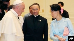 សម្តេច​ប៉ាប Francis ជួប​ជាមួយ​នឹង​លោកស្រី​អង់សាន​ ស៊ូជី នៅ​ក្នុង​ក្រុង​ណៃពិដោ ប្រទេស​មីយ៉ាន់ម៉ា កាលពី​ថ្ងៃទី២៨ ខែវិច្ឆិកា ឆ្នាំ២០១៧។