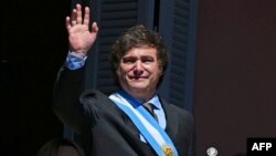 El presidente argentino Javier Milei saluda a las multitudes en Buenos Aires, el 10 de diciembre del año pasado, durante el acto formal de su ascensión al poder. El mandatario respondió este martes a las críticas del jefe de Estado venezolano, Nicolás Maduro.