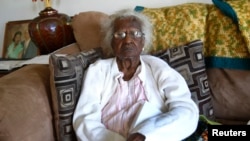 Jeralean Talley di rumahnya di Inkster, Michigan, saat merayakan ulang tahun ke-115, Mei 2014. (Reuters/Rebecca Cook)