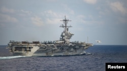 一架F/A-18F超级大黄蜂战机从美国海军“西奥多·罗斯福号”航空母舰的甲板起飞。(2020年3月18日)