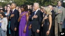 Presiden Obama, ibu negara Michelle Obama dan Wapres Joe Biden menghormati para korban serangan teroris 11 September 2001 dalam upacara di Gedung Putih (11/9). 