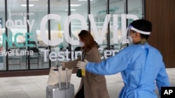 Las autoridades sanitarias admiten que en general “se ha bajado la guardia” fruto del cansancio de tres años de pandemia. [Foto: AP]