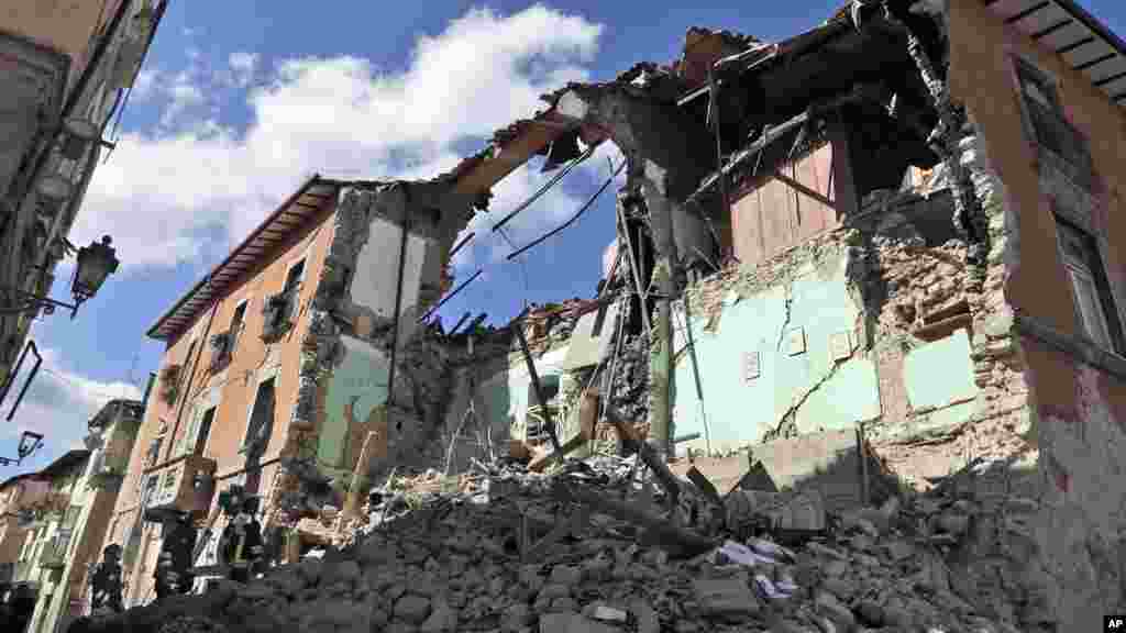 Les pompiers ont cherché dans les ruines toute la nuit à Amatrice, Italie, le 24 août 2016.